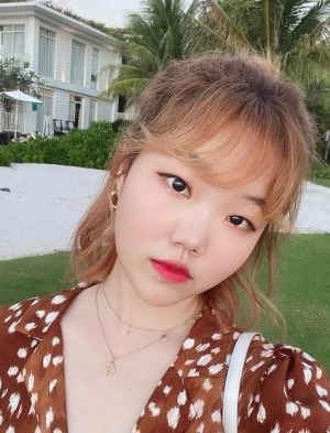 Lee Soo Hyun Nationality, Age, Born, Gender, Su Hyun is famous as the lead vocalist of the South Korean pop duo Akdong Musician.