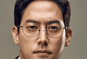 Kim Sun Hyuk Nationality Age, Born, Gender, Kim Sun Hyuk is a South Korean actor. He changed into born on November 25, 1977 and made his debut as an actor in 2008.