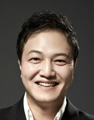 Jung Woong In Nationality, Born, Gender, Jung Woong In is a South Korean actor. He made his performing debut in the 1995 movie “Rehearsal”.