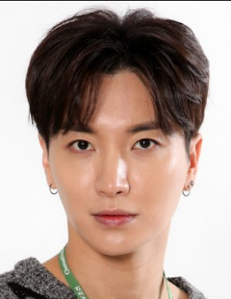 Lee Teuk Nationality, Born, 이특, 朴正洙, Age, Gender, Park Jeong Su, credited by means of his level call Leeteuk, is a South Korean singer-songwriter, MC, television host, and actor.