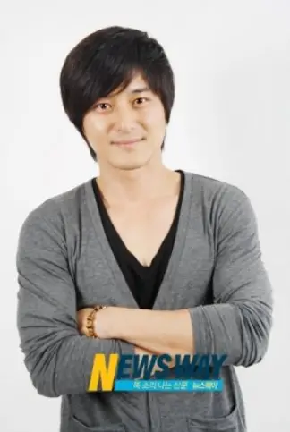 Ji Young San Nationality, Age, Born, 지영산, Plot, Gender, Ji Young San, born as Gwon Hyeok Jong, is a South Korean VJ, presenter, and actor.