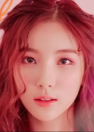Kim So Hee Nationality, Born, Gender, Age, 김소희, Plot, Kim So Hee is the Main Vocalist, Lead Dancer, Visual, and Face of the Group of the K-Pop woman organization Elris under Hunus Entertainment.