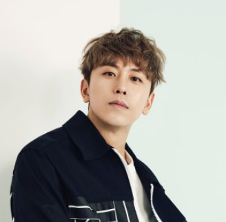 Lee Won Seok Nationality, Age, Born, 이원석, Biography, Gender, Plot, Lee Won Seok is the main vocalist of the South Korean band, Daybreak.