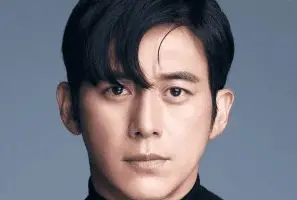 Go Soo Nationality, Age, 고수, Biography, Gender, Born, Plot, Go was granted the New Star Grant at the 42nd Daejong Celebration. His new venture in late 2005 is a show parody Wed A Tycoon.