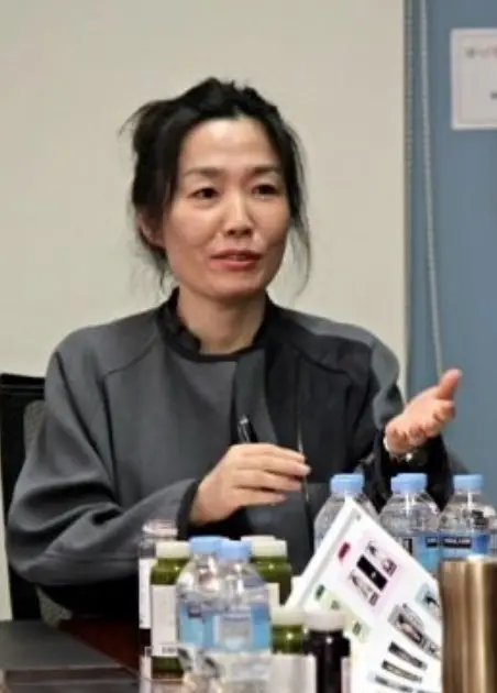 Seo Sook Hyang Nationality, Age, Biography, Born, Gender, Seo Sook Hyang is a South Korean female writer.